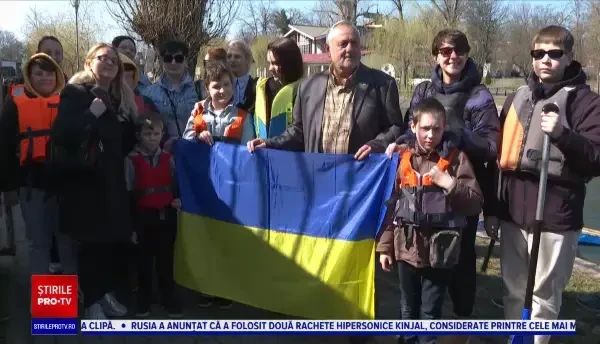 O altfel de experiență pentru refugiații ucraineni din Timișoara. Plimbări cu canoea pe Bega, pentru copii și mame