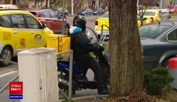 Ce se ascunde în spatele livrărilor de mâncare prin aplicații. Nimeni nu verifică în ce condiții e preparată