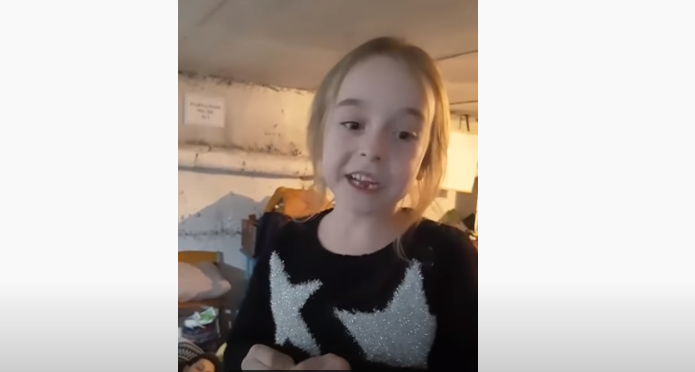 O fetiţă din Ucraina care a cântat „Let It Go” în adăpostul de bombe a interpretat imnul naţional la un concert caritabil