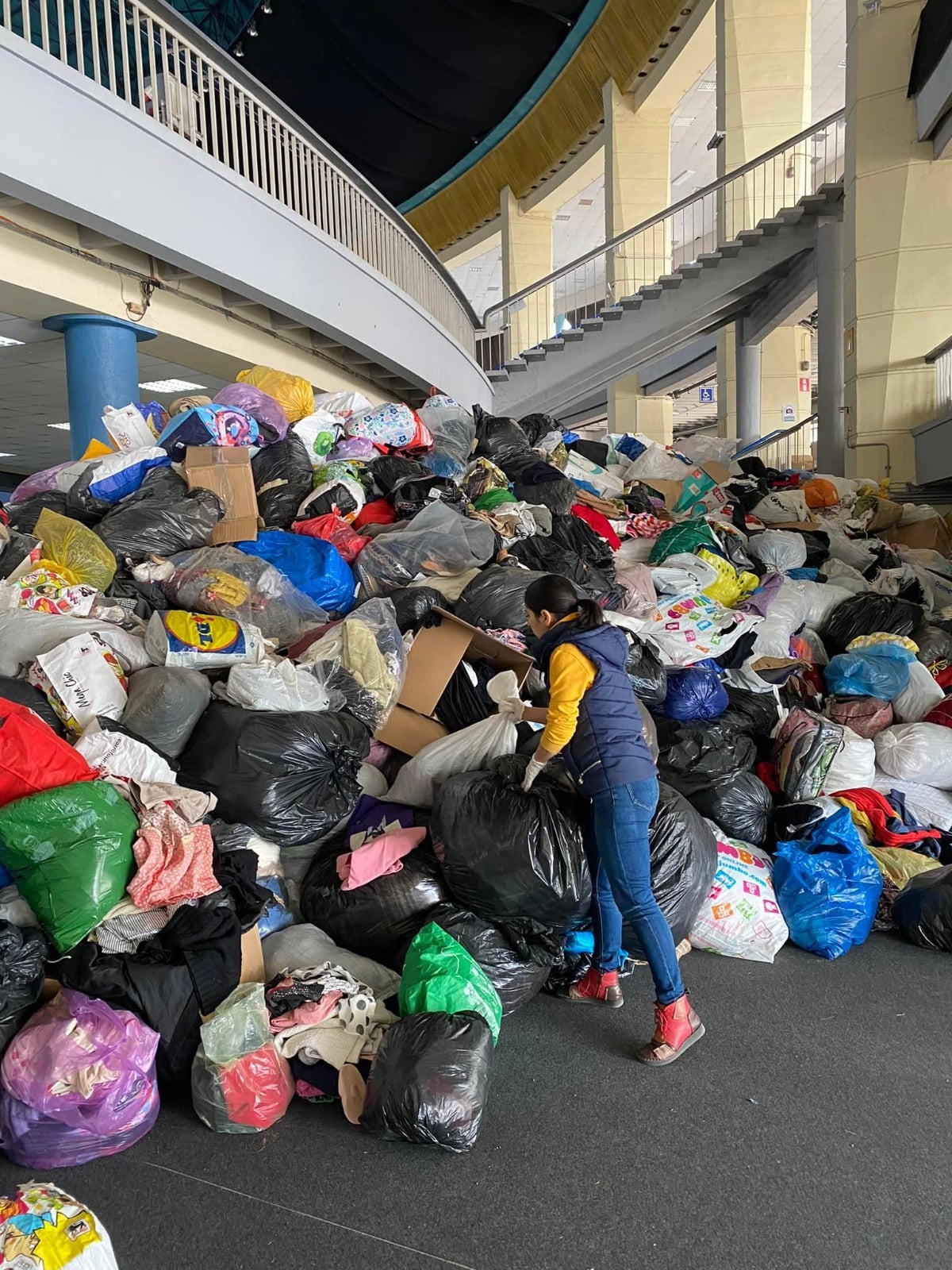 Primăria Capitalei caută voluntari pentru Romexpo. Munţi de pachete şi pungi trebuie despachetate, sortate şi aranjate