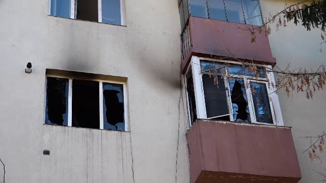 Momente de groază pentru doi soți. Au sărit pe geam pentru a scăpa din apartamentul cuprins de flăcări