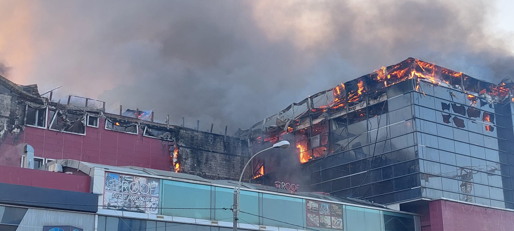 Prefectura Capitalei anunţă că încă sunt degajări de fum după incendiul la acoperişul magazinului Prosper