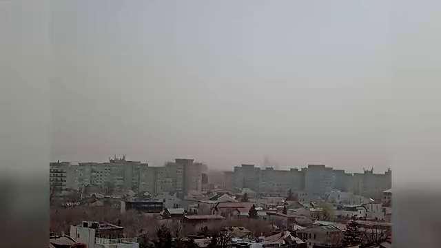 Rafale de vânt puternice au măturat sud-estul ţării şi au ridicat în atmosferă o cantitate imensă de praf