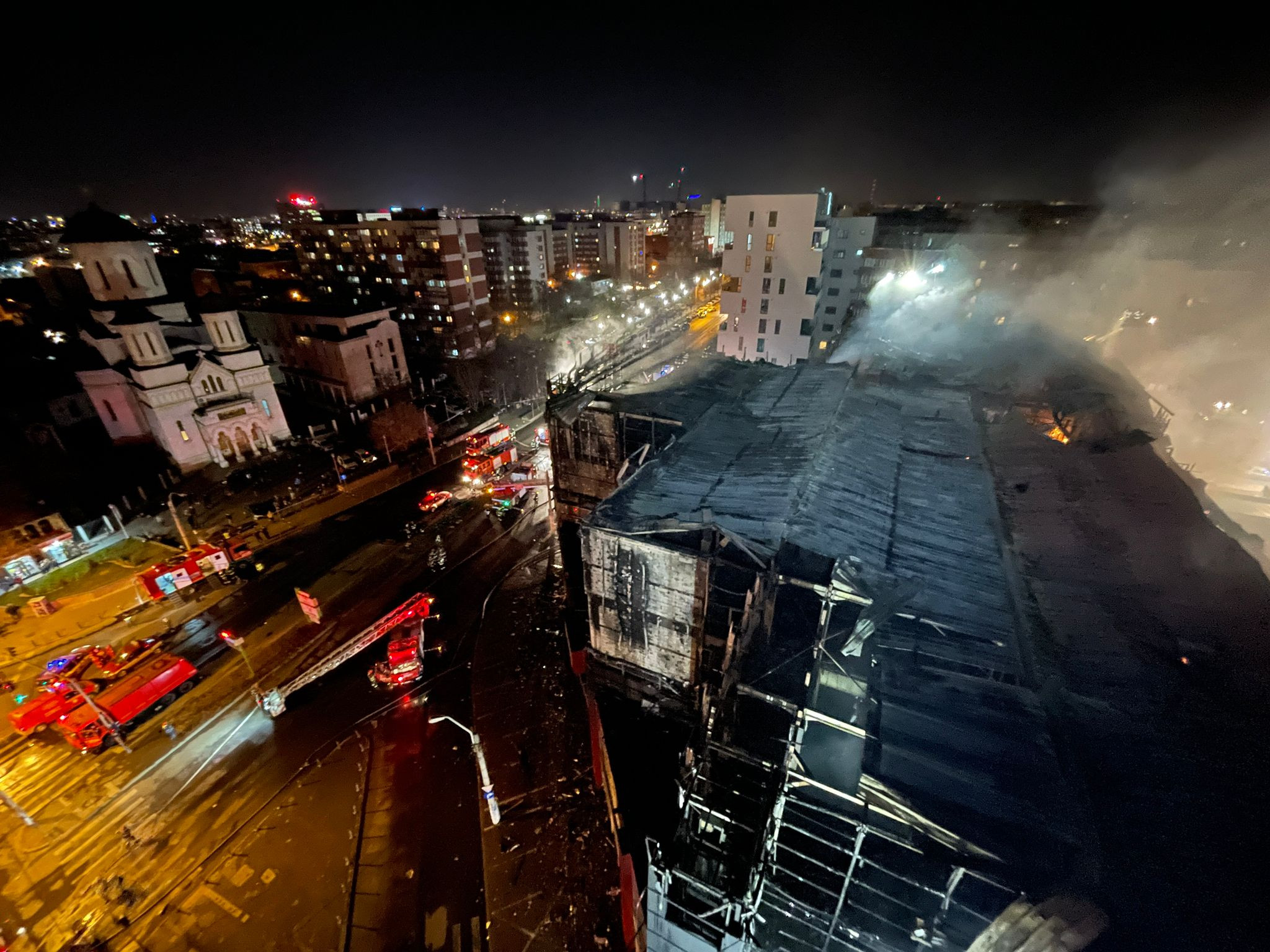 Un aparat industrial de aer condiţionat, factorul declanșator al incendiului de la centrul comercial din Rahova