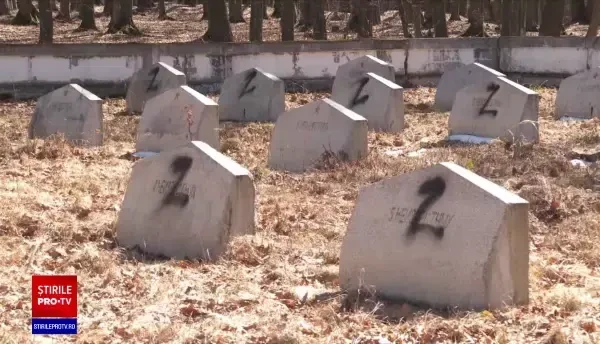 Mormintele soldaților ruși dintr-o comună din Iași, mâzgălite cu litera Z. ”E rușinos, ce vină au ei?”