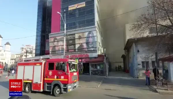 Incendiu la acoperişul magazinului Prosper din Rahova. Nu există victime