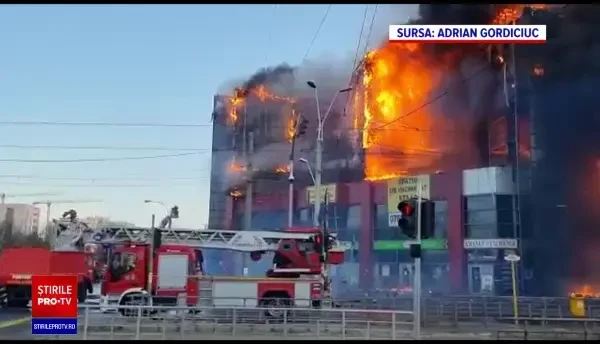 Incendiu la acoperişul magazinului Prosper din Rahova. Nu există victime