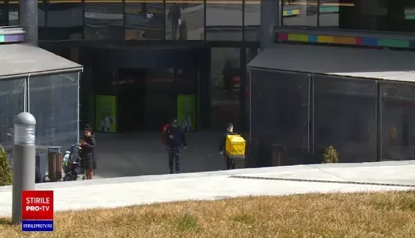 Sufocați de scumpiri, românii nu mai lasă bacșiș. O treime din veniturile livratorilor vine din cât le lasă clienții