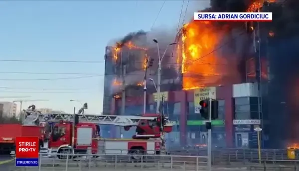 Au rămas doar ruine în urma incendiului care a cuprins magazinul Prosper. Pagubele proprietarilor sunt uriașe. FOTO