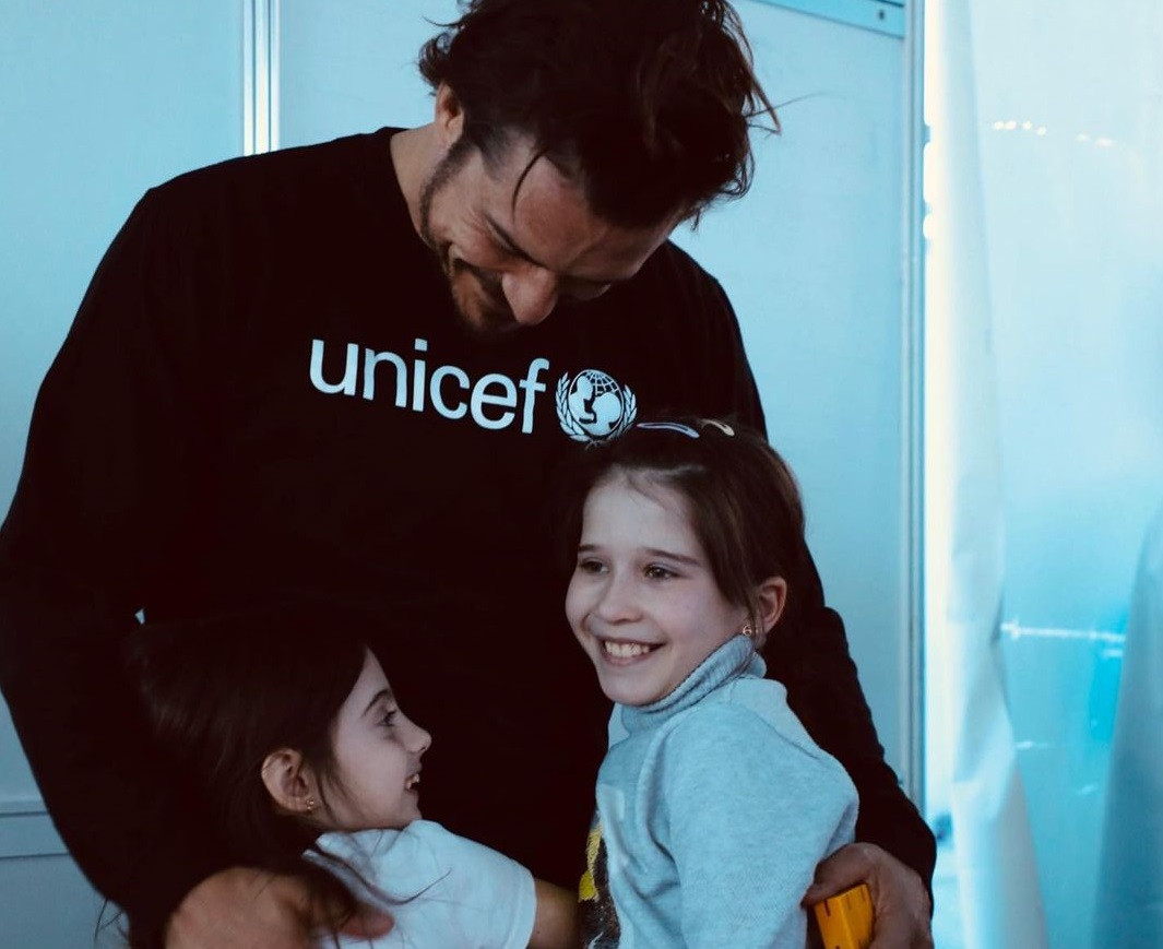 Orlando Bloom a mers în Republica Moldova, unde vizitează copiii refugiați din Ucraina