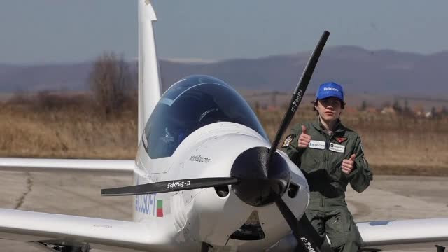 Un adolescent de 16 ani vrea să facă ocolul Pământului, singur, la manșa unui avion