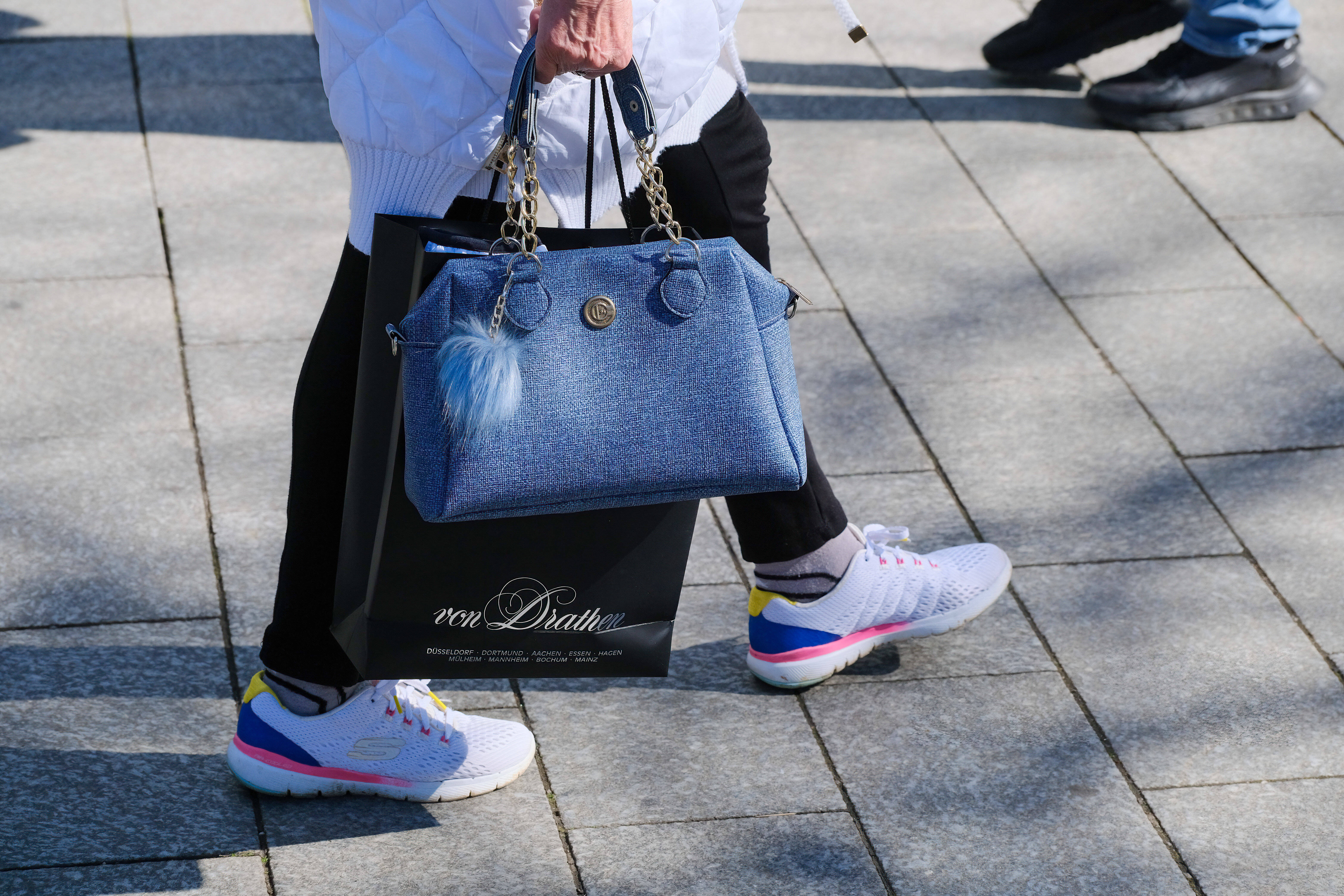 iLikeIT. Un studiu demonstrează că anumite sunete ne pot motiva să facem mai multe sau mai puține cumpărături