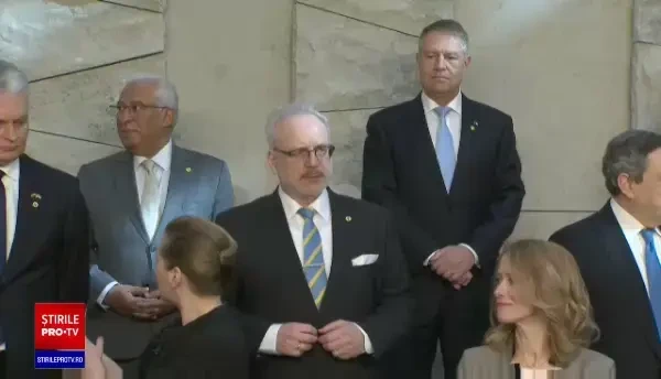 Iohannis a discutat cu Biden la summit-ul NATO, dar a stat singur la fotografia de grup