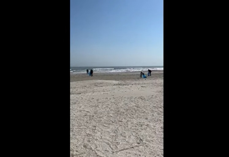 Câteva refugiate din Ucraina au curățat plaja din Mamaia, din propria inițiativă