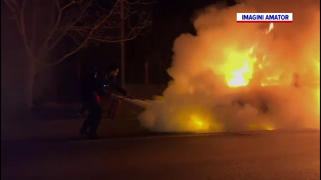 O mașină s-a făcut scrum în Timiș. Șoferul a reușit să se salveze la timp