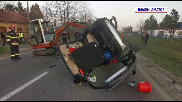 Accident grav la Timișoara. Un șofer s-a răsturnat cu mașina după ce a pierdut controlul volanului și a lovit un copac