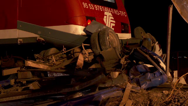 O șoferiță a scăpat ca prin urechile acului, după ce camioneta pe care o conducea a fost spulberată de tren
