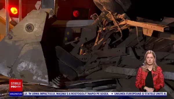O șoferiță a scăpat ca prin urechile acului după ce camioneta pe care o conducea a fost spulberată de tren
