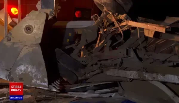 O șoferiță a scăpat ca prin urechile acului după ce camioneta pe care o conducea a fost spulberată de tren