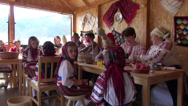 O șezătoare ca pe vremea bunicilor, organizată, după doi ani de restricții, de gospodinele de pe Valea Asăului