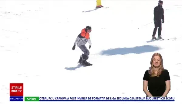 Vremea bună i-a scos din casă și pe iubitorii sporturilor de iarnă. În Poiana Brașov zăpada este numai bună pentru schiat