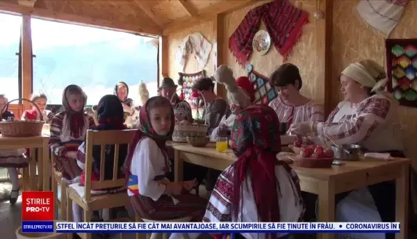 O șezătoare ca pe vremea bunicilor, organizată, după doi ani de restricții, de gospodinele de pe Valea Asăului