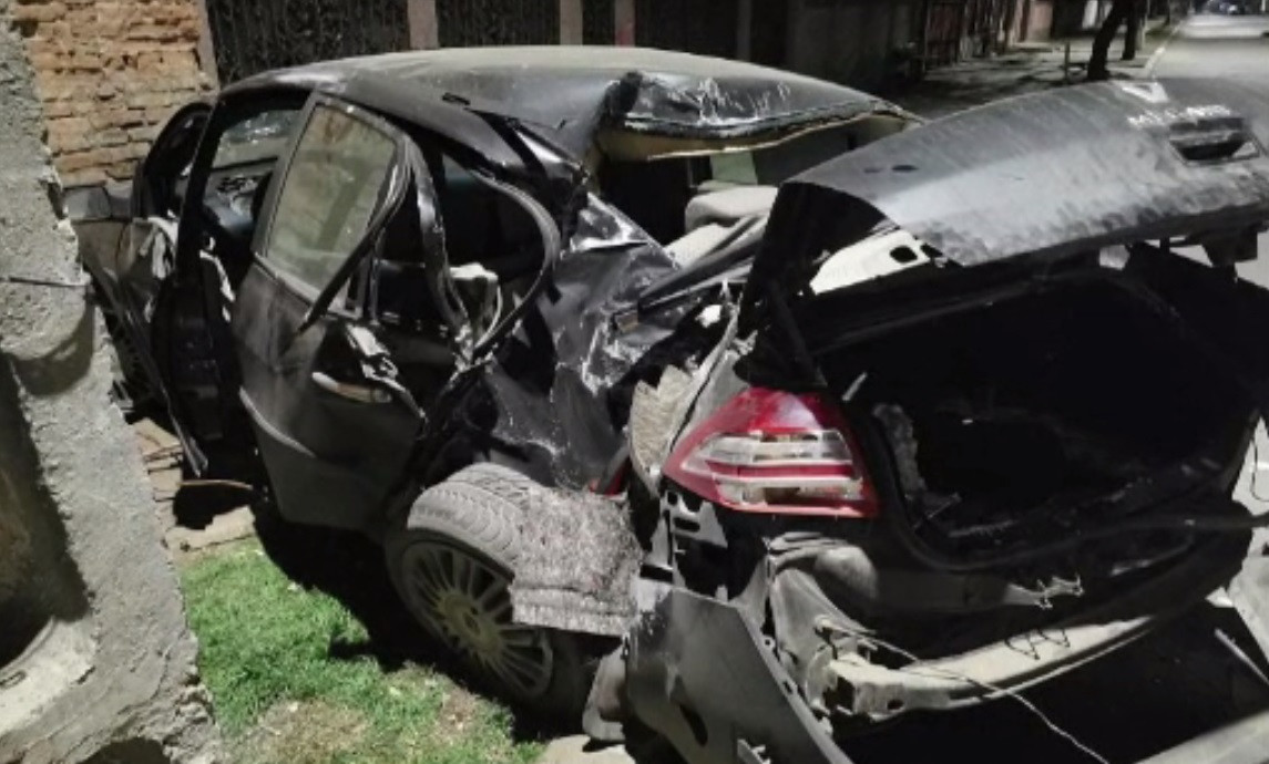 Dolj: Un tânăr de 15 ani amețit de băutură a furat mașina tatălui său și a intrat cu ea într-un copac