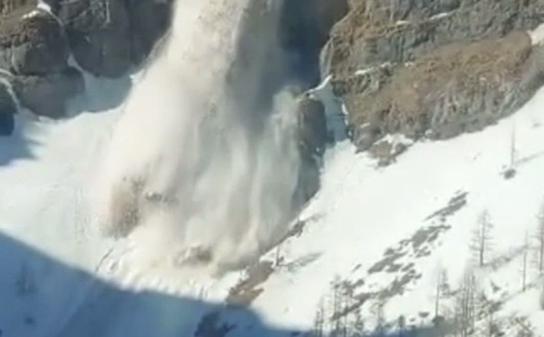 Avalanșă surprinsă în Munții Bucegi, pe Jepii Mici. Avertismentul lansat de salvamontiști