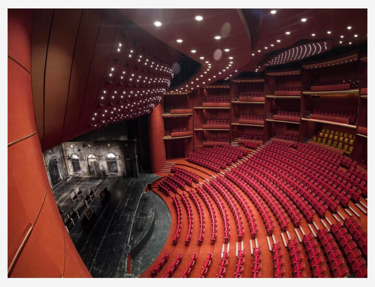 Anchetă la Teatrul Național, după distribuirea la un spectacol a unei publicații presupus naționaliste