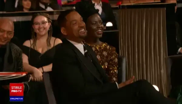Will Smith l-a pălmuit pe Chris Rock la OSCAR 2022, după ce a făcut o glumă despre soția lui, Jada