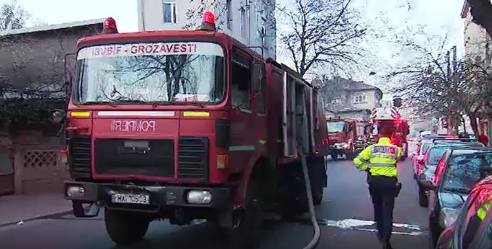 Incendiu puternic la o casă din București. Focul s-a extins la două locuințe învecinate