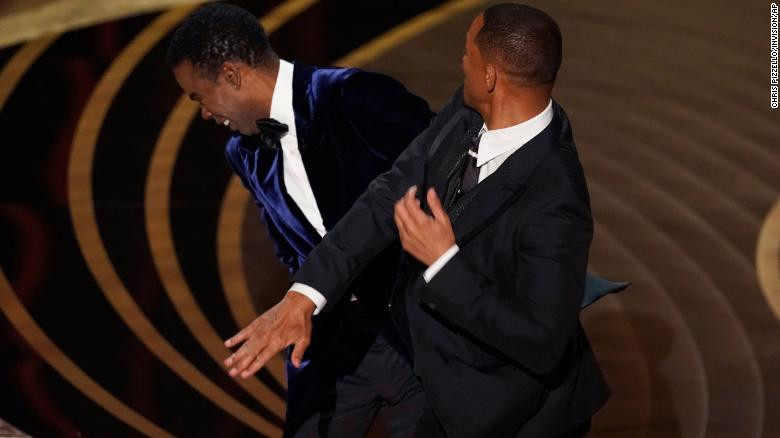 Will Smith își cere scuze pentru palma pe care i-a dat-o lui Chris Rock la gala premiilor Oscar 2022 : „Mă simt ca naiba”