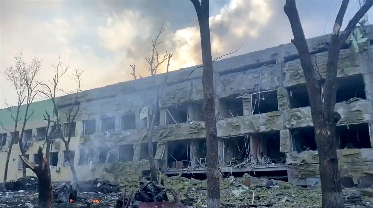 Mariupol: Un medic ucrainean a fost ucis la locul de muncă, iar colegii săi l-au înmormântat în curtea spitalului