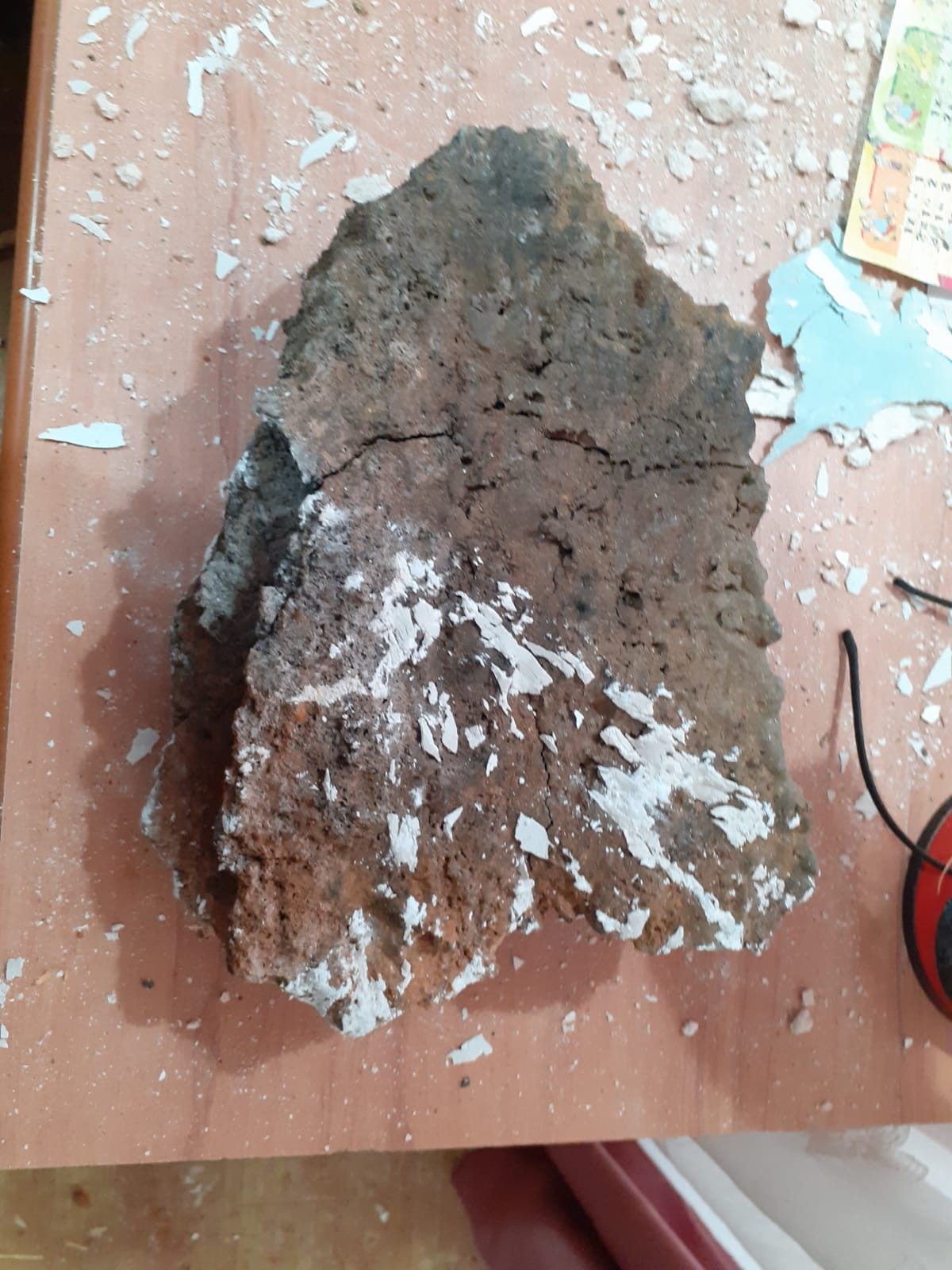 O casă din Hunedoara a fost distrusă după ce un bolovan a căzut prin acoperiș. Un altul a fost găsit într-o curte