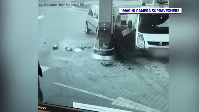 Un tânăr a intrat cu mașina într-o pompă de benzină, unde alimenta un alt șofer