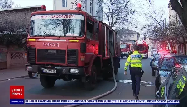 Incendiu puternic la o casă din București. Focul s-a extins la două locuințe învecinate