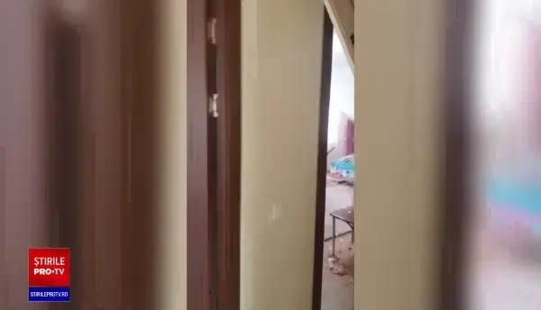 VIDEO O casă din Deva a fost distrusă după ce un bolovan a căzut prin acoperiș