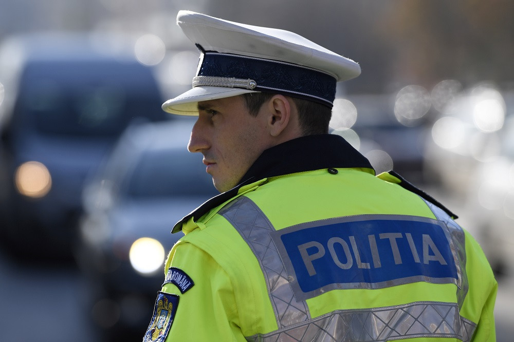 VIDEO. Momentul în care un șofer agresiv intră peste polițist în mașină și îi smulge actele din mână