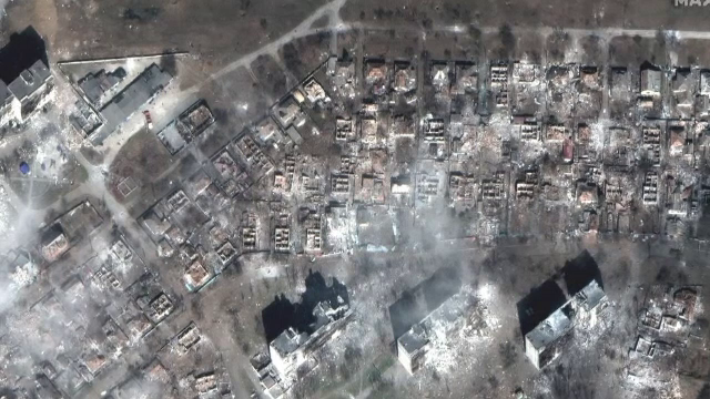 În Mariupol, orașul ras de pe suprafața pământului de ruși, mai sunt 160.000 de oameni. Înjurătura devenită slogan național