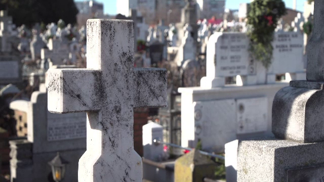 „Taxa pe uitare” percepută într-un cimitir din Ploiești. O angajată este cercetată disciplinar