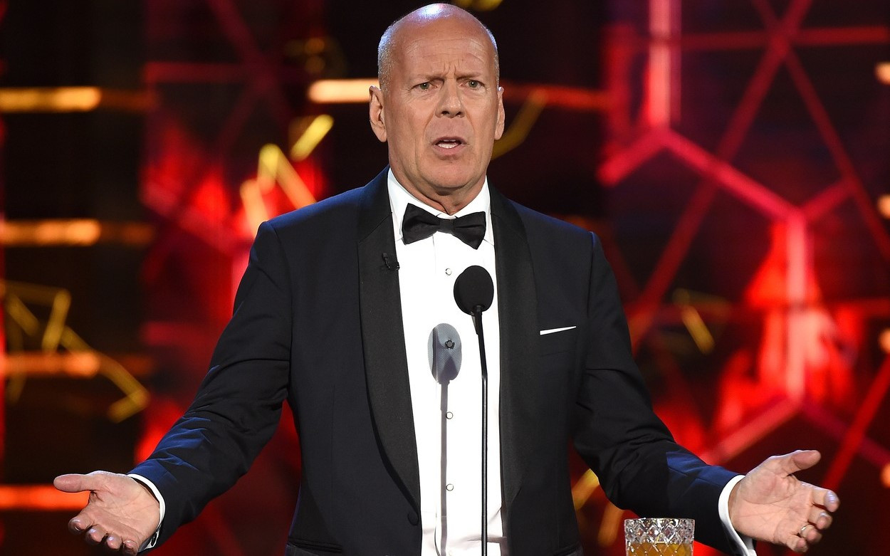 Bruce Willis renunță la filme. Celebrul actor suferă de afazie, care îi afectează creierul