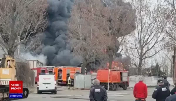 Incendiu puternic la un centru de deșeuri din Glina. 9 autospeciale de stingere intervin