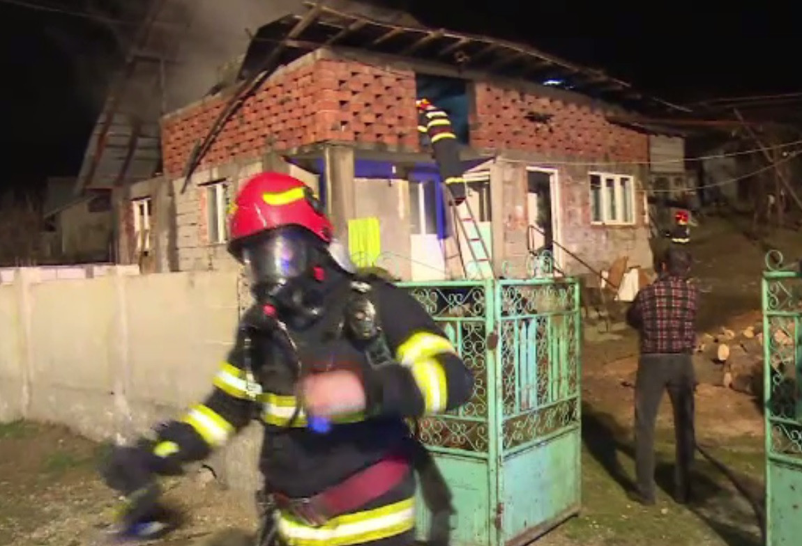Casă cuprinsă de flăcări în Dâmbovița. Cinci oameni au fost la un pas de tragedie