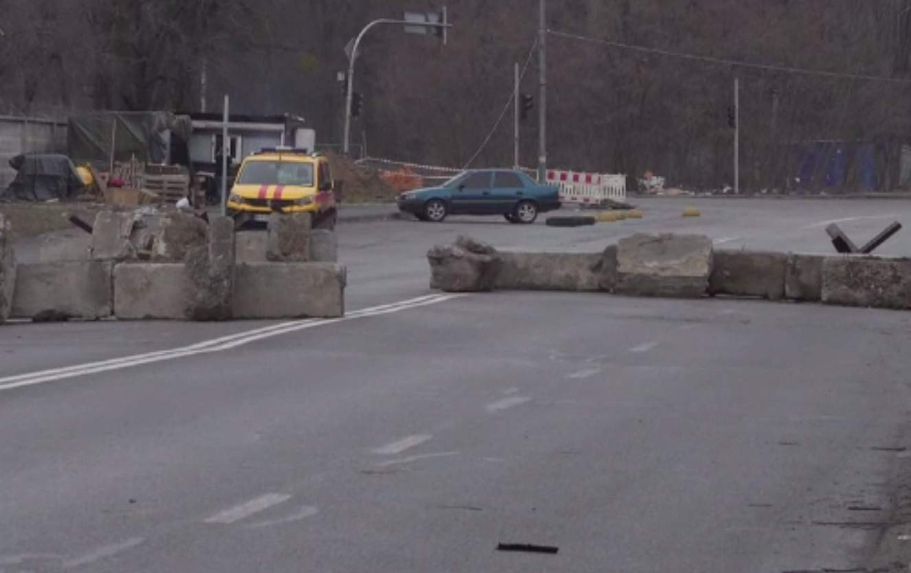 Aproape de Irpin, mașinile se strecoară printre minele antitanc de pe șosea