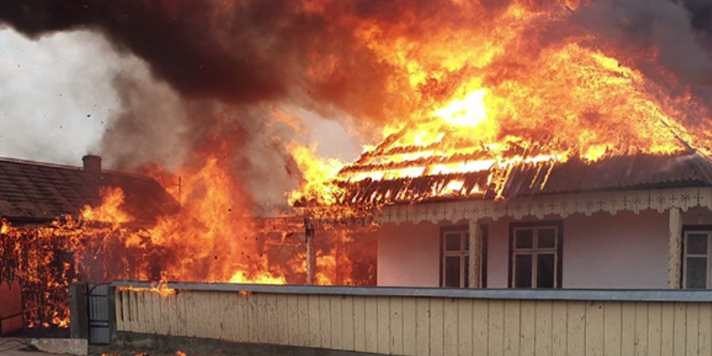 O gospodărie din Suceava, distrusă de un puternic incendiu. Focul s-a extins și la o casă vecină