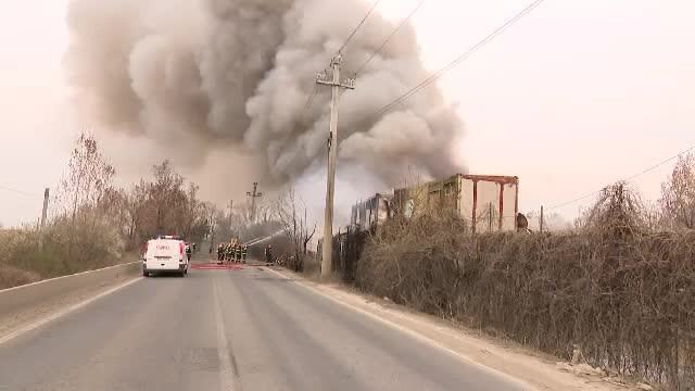 Incendiul de la Glina a fost stins abia după 22 de ore. Norul toxic a dus la depăşirea limitelor admise pentru poluare