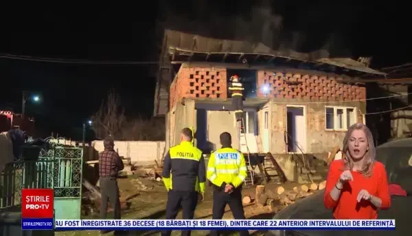 Casă cuprinsă de flăcări în Dâmbovița. Cinci oameni au fost la un pas de tragedie