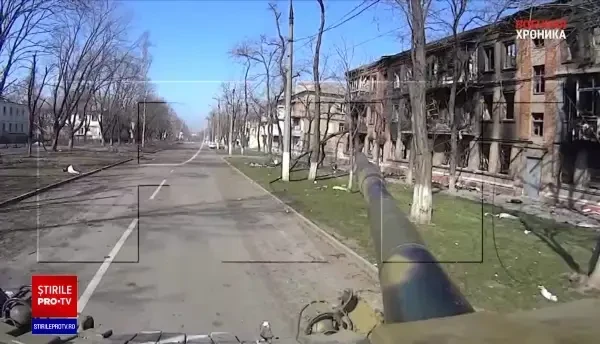 Aproape de Irpin, mașinile se strecoară printre minele antitanc de pe șosea