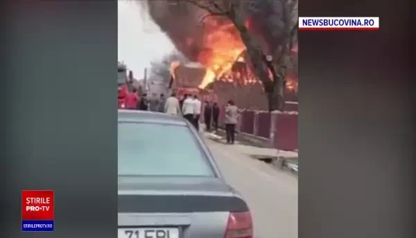 O gospodărie din Suceava, distrusă de un puternic incendiu. Focul s-a extins și la o casă vecină