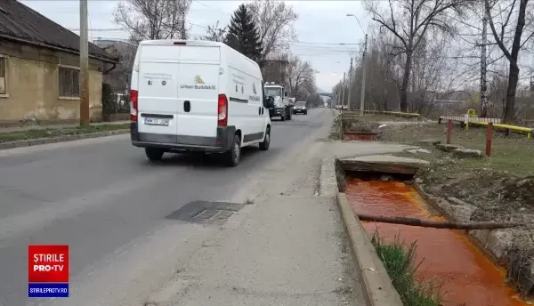 Fenomenul care a colorat în roșu apa râului Săsar din Baia Mare. Inspectorii de mediu monitorizează zona